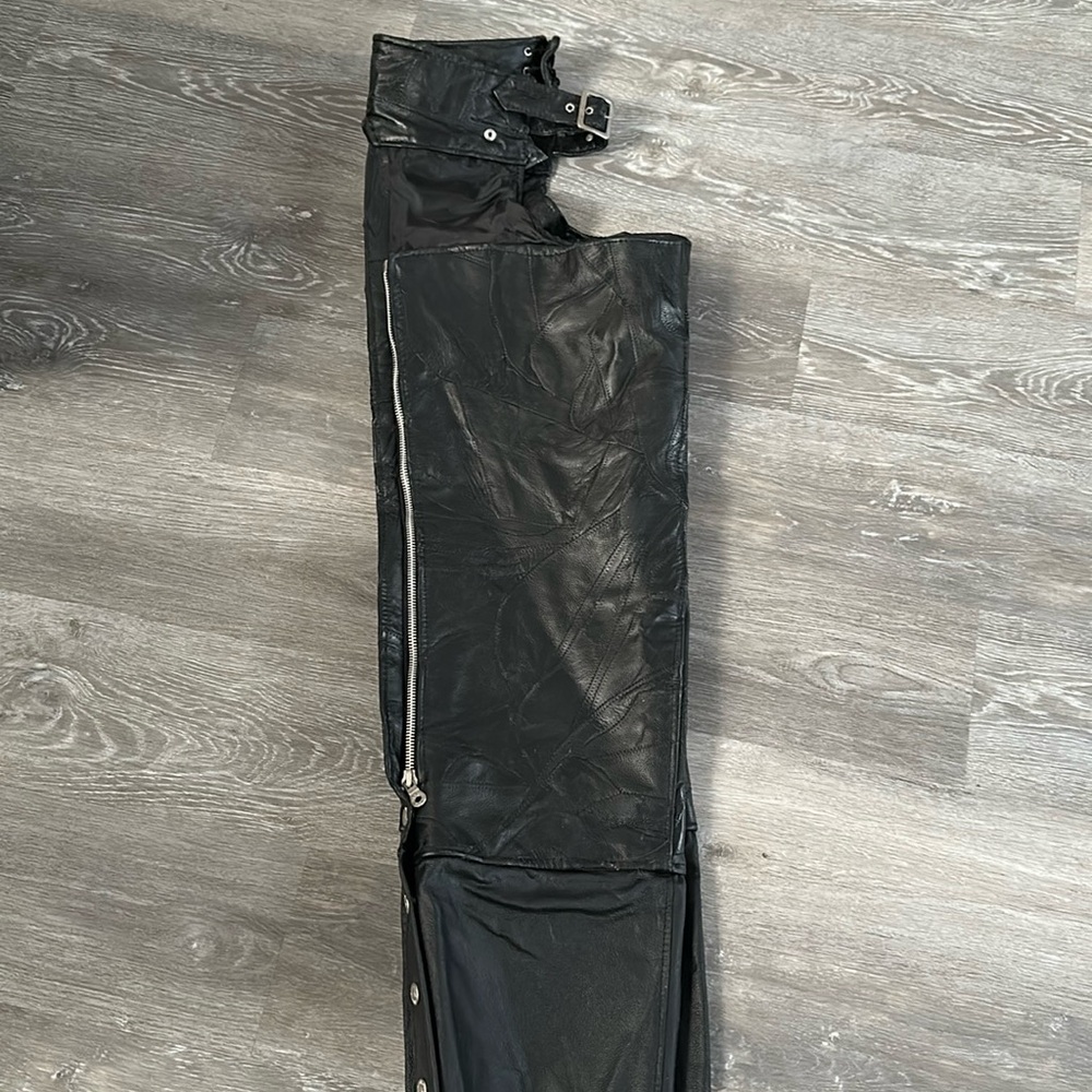 Men’s Diamond Plate Black Leather Motorcycle Chaps, Size Extra Large. - Picture 16 of 16